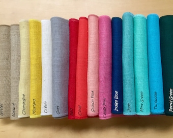 Puede incluir: Una colección de 15 muestras de tela de arpillera en varios colores, incluyendo brillo, natural, champán, mostaza, crema, gris, rojo, coral, rosa salmón, rosa caramelo, azul índigo, jade, verde menta, turquesa y verde petróleo.