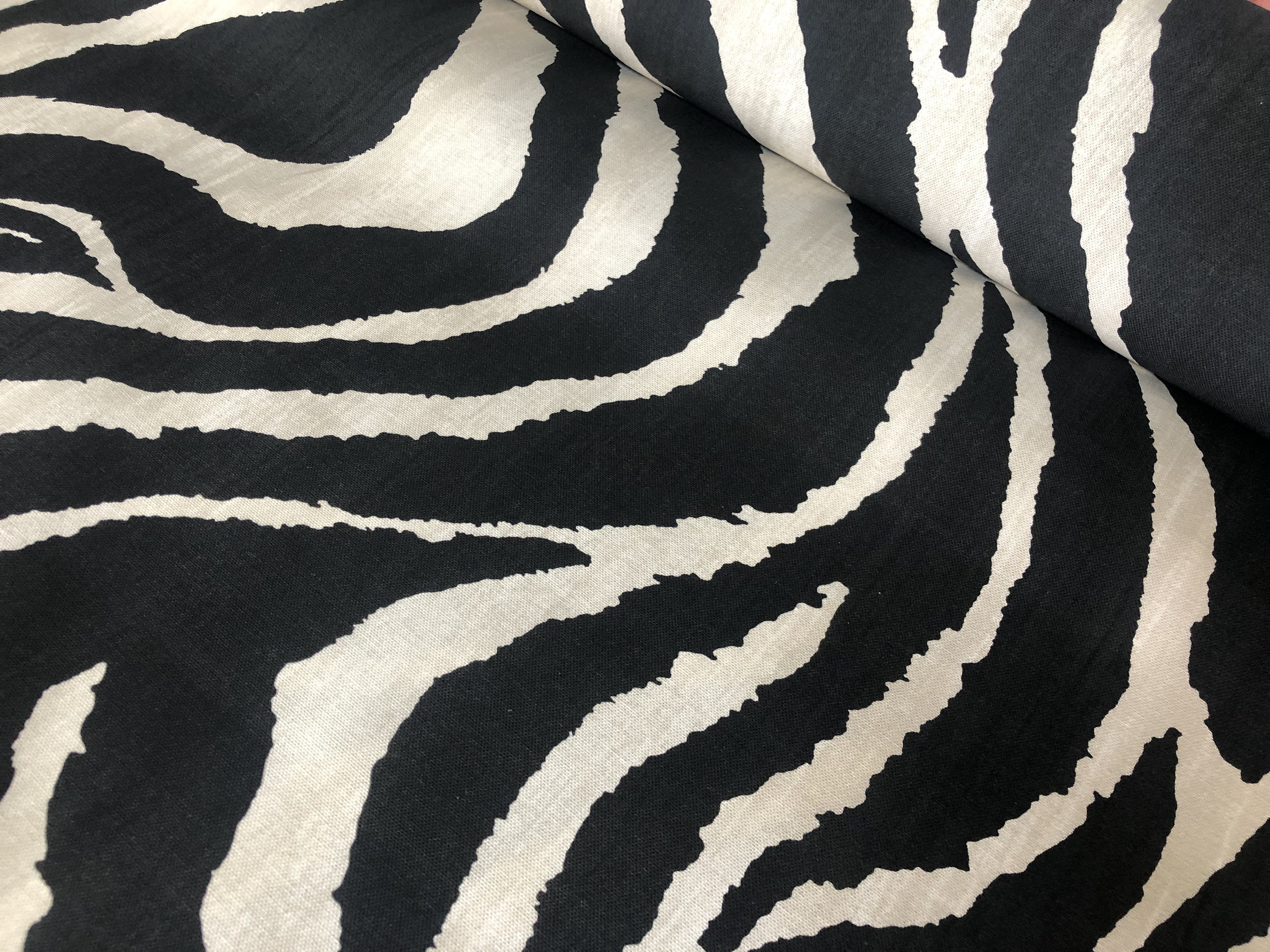ABAKUHAUS Tessuto A Metraggio Zebra Print, Motivo Strisce Zebra Selvatiche, 3 Metri (300x230 Cm), Maglia Elasticizzata In Microfibra 100%, Per Abbigliamento E Arredamento, Bianco E Nero - 2