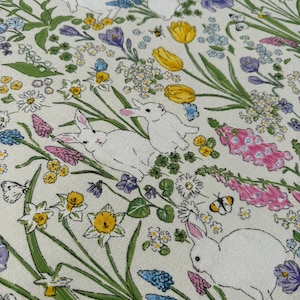 Tessuto Coniglio da Giardino Primavera Fiori Farfalle Pasqua Decorazioni Casa Tenda Tappezzeria Tela Crema 140cm