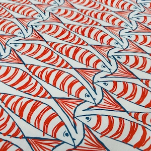 Könnte beinhalten: Weißer Stoff mit einem sich wiederholenden Muster aus stilisierten Fischen. Jeder Fisch ist rot mit weißen Streifen und blauen Umrissen. Die Fische sind in einem diagonalen Raster angeordnet und erzeugen ein dynamisches Design.