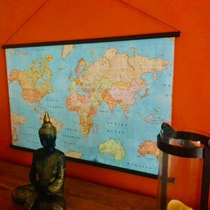 Wereld kaart stof poster, kaart van de wereld textiel Tapestry-kunst aan de muur, gift-blauwe kaart + donker walnoot massief houten frame hanger-100cm x 65cm
