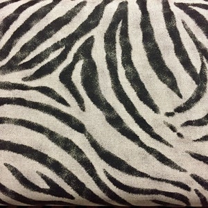 Peut inclure: Gros plan sur un tissu &agrave; imprim&eacute; z&egrave;bre noir et blanc. Le tissu a un aspect textur&eacute; et tiss&eacute;.