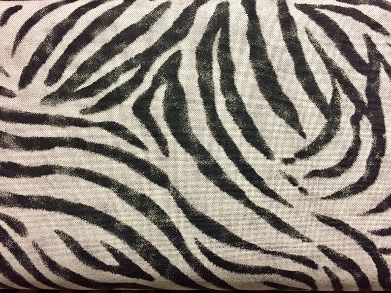 Peut inclure: Gros plan sur un tissu &agrave; imprim&eacute; z&egrave;bre noir et blanc. Le tissu a un aspect textur&eacute; et tiss&eacute;.