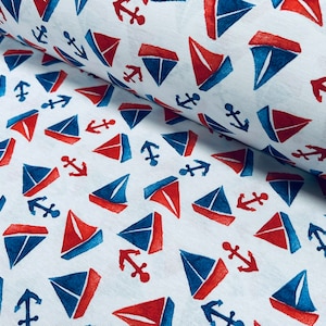 Peut inclure: Tissu blanc avec un motif répété de voiliers et d'ancres rouges et bleus.