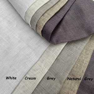 Puede incluir: Primer plano de seis muestras de tela en diferentes colores: blanco, crema, gris, natural, gris y ciruela. Las muestras est&aacute;n dispuestas en fila, con la muestra blanca en la parte superior y la muestra ciruela en la parte inferior.