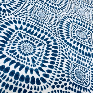 Tessuto Piastrelle Spagnole Blu & Bianco – Mandala Shibori – Cotone Panama Extra Larghezza 280 cm