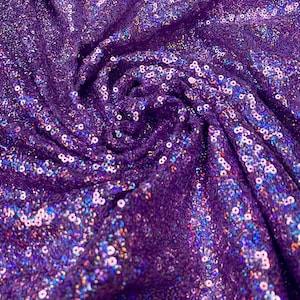 Peut inclure: Tissu de paillettes violettes irisées. Les paillettes sont petites et serrées, créant un effet chatoyant.