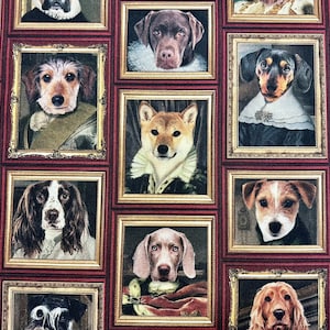 Peut inclure: Tissu à motifs répétés de portraits de chiens dans des cadres dorés ornés sur fond bordeaux. Les chiens sont représentés dans des tenues royales, rappelant les portraits classiques. Les races incluent un corgi, un teckel et un labrador.