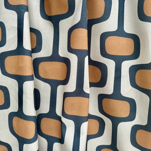 Tessuto in cotone geometrico retrò anni '70 – Decorazione vintage – Materiale per tappezzeria – Terracotta & Crema – 140cm di larghezza