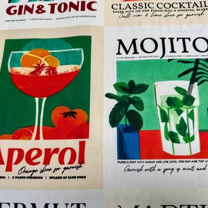 Könnte beinhalten: Stoffpaneel mit Cocktail-Illustrationen. Das Panel zeigt einen Aperol-Cocktail mit Orangenscheibe und einen Mojito mit Minze und Strohhalm. Text enthält "Gin & Tonic" und "Classic Cocktail".