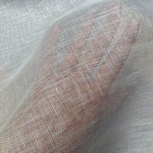 Puede incluir: Tela blanca transparente con una textura fina y tejida. La tela es suave y delicada, con una apariencia ligeramente transl&uacute;cida.