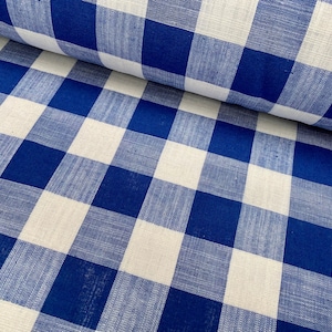 Op de afbeelding: Blauw-wit geblokt weefsel met een geweven textuur.