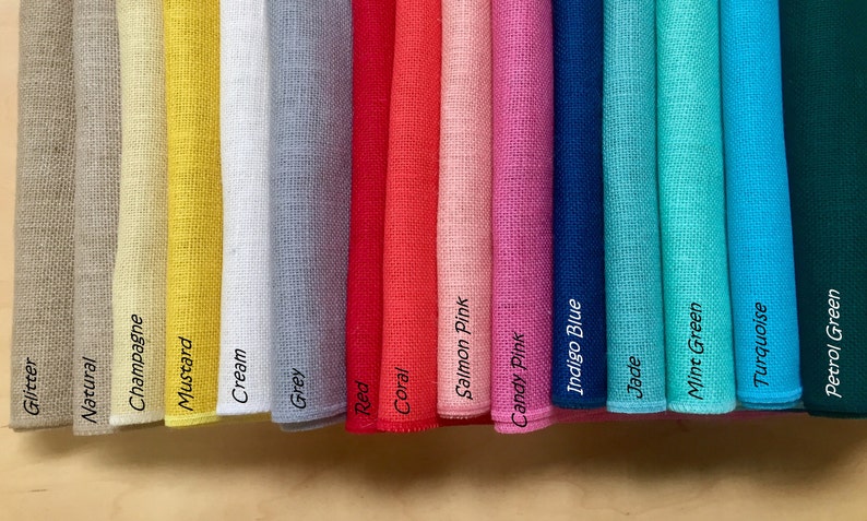 Puede incluir: Una colecci&oacute;n de 15 muestras de tela en varios colores, incluyendo brillo, natural, champ&aacute;n, mostaza, crema, gris, rojo, coral, rosa salm&oacute;n, rosa caramelo, azul &iacute;ndigo, jade, verde menta, turquesa y verde petr&oacute;leo.