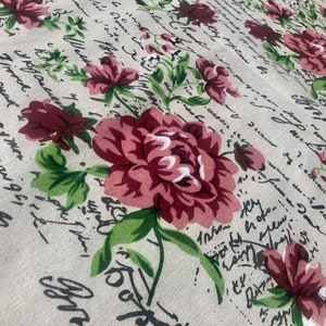 Tela de Lino y Algodón con Peonías Rojas y Carta de Amor - Estampado Vintage de Rosas - Para Decoración Cortinas Tapicería - 150cm de Ancho