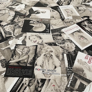 Peut inclure: Un tissu noir et blanc avec un collage d'images de Marilyn Monroe. Le tissu présente diverses photos d'elle, y compris des gros plans de son visage, des photos en pied et des images de ses films. Le tissu comprend également du texte sur sa vie et sa carrière, comme "My Life" et "Blond Beauty".