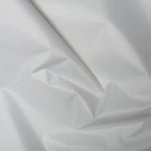 Op de afbeelding: Close-up van witte stof met een subtiele, verticale ribtextuur. De stof is gevouwen en gekreukeld, waardoor schaduwen en highlights ontstaan die de textuur en glans benadrukken. De plooien voegen diepte en dimensie toe.