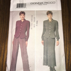 Op de afbeelding: Een Butterick naaipatroon met Donna Ricco ontwerpen. Het patroon biedt opties voor een jasje, rok en broek. De maatvoering is 6-8-10. De omslag toont twee vrouwen die de outfits dragen. De tekst "JO-ANN FABRICS ALL SALES FINAL" is ook zichtbaar.