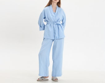 Linnen pyjama, linnen pyjamaset dames bestaat uit: top met spaghettibandjes, korte broek of broek en linnen kimano-jas