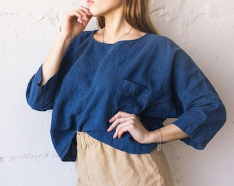 Top cropped oversized de linho: blusa feminina de manga comprida com bolso.