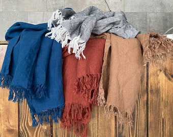 Natuurlijke linnen sjaal met zoomranden of ruwe randen. Perfect linnen cadeau. Er zijn veel kleuren beschikbaar.