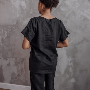 Peut inclure: Un haut et un short assortis en lin noir. Le haut est ample et &agrave; manches courtes. Le short est court et &agrave; jambes droites.