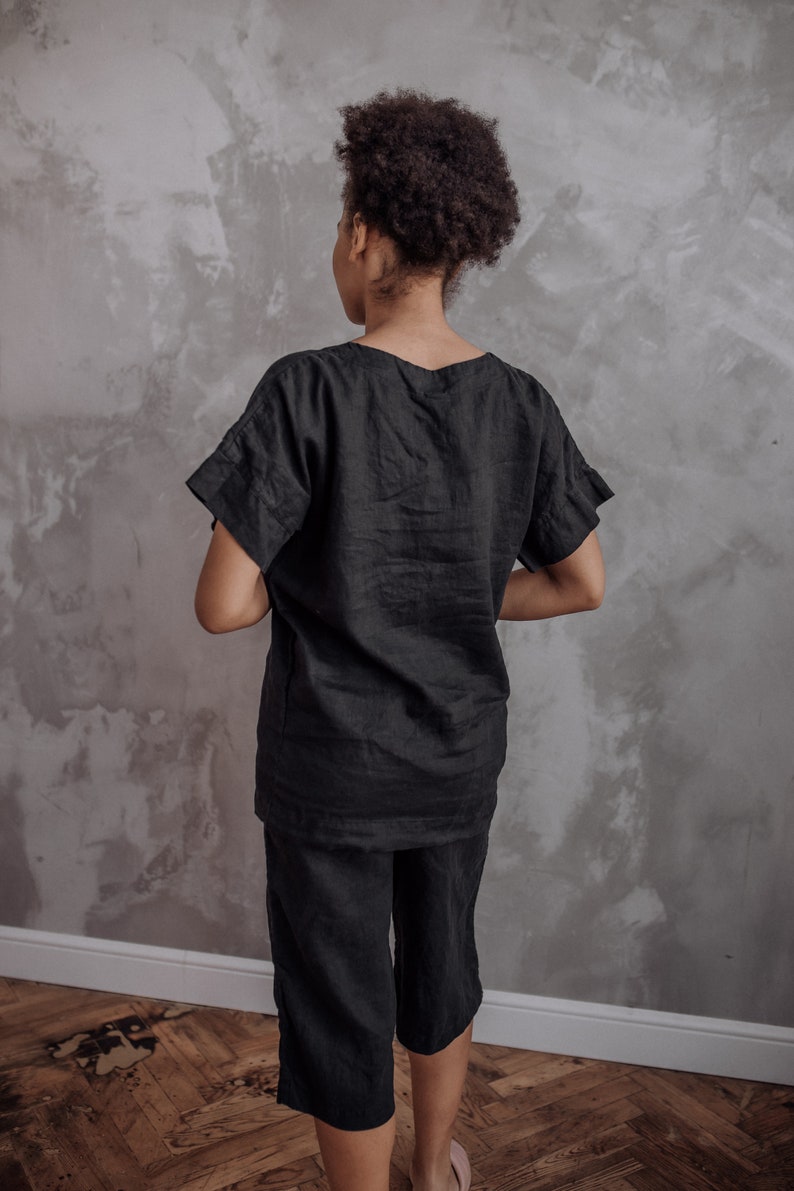 Peut inclure: Un haut et un short assortis en lin noir. Le haut est ample et &agrave; manches courtes. Le short est court et &agrave; jambes droites.