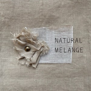 Pode incluir: Duas amostras de tecido, uma etiquetada como "FLAX GRAY" e a outra como "NATURAL MELANGE". As amostras s&atilde;o de cor bege claro e t&ecirc;m uma textura de tecido de linho.