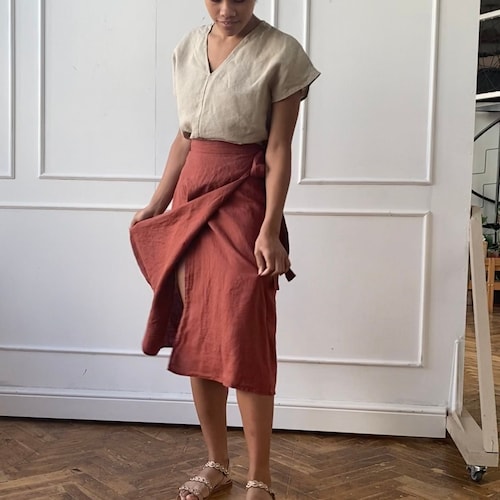 Jupe portefeuille en lin avec lien sur le côté. Jupe trapèze