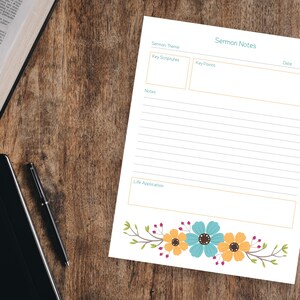 Puede incluir: Una hoja de notas de serm&oacute;n blanca con un borde floral con flores azules y naranjas. La hoja incluye secciones para el tema del serm&oacute;n, las escrituras clave, los puntos clave, las notas y la aplicaci&oacute;n de la vida. Una Biblia, una tableta negra y un bol&iacute;grafo est&aacute;n sobre una superficie de madera.