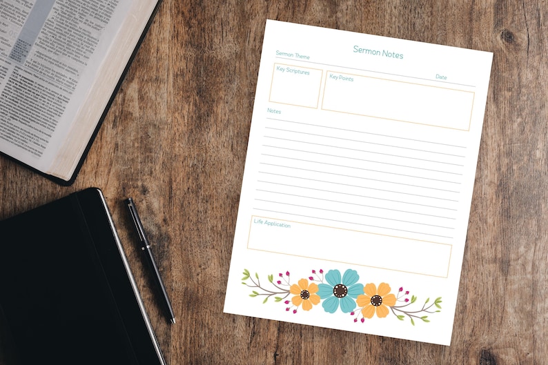 Puede incluir: Una hoja de notas de serm&oacute;n blanca con un borde floral con flores azules y naranjas. La hoja incluye secciones para el tema del serm&oacute;n, las escrituras clave, los puntos clave, las notas y la aplicaci&oacute;n de la vida. Una Biblia, una tableta negra y un bol&iacute;grafo est&aacute;n sobre una superficie de madera.