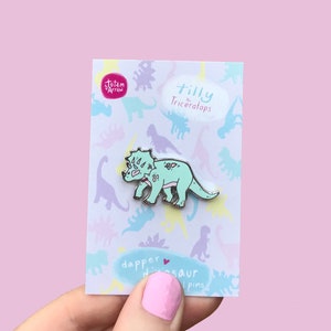 Triceratops esmalte Pin, parque jurásico, pin de esmalte dinosaurio, pin de esmalte de menta Triceratops pin de esmalte, niño dino regalo, insignia de pin de dinosaurio, regalo para ella imagen 2