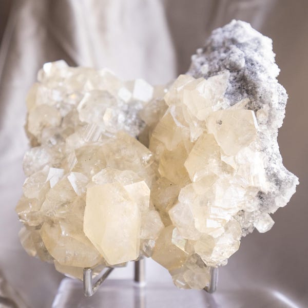 Spécimen de calcite « papillon » en diamant - Décor naturel unique - support inclus