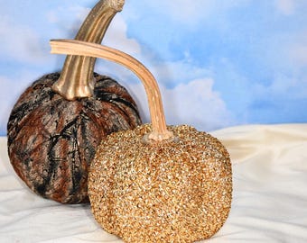 Dos calabazas de diseño, elegante decoración de temporada, hechas a mano, pieza única, tela de vestuario de película MGM vintage reciclada.