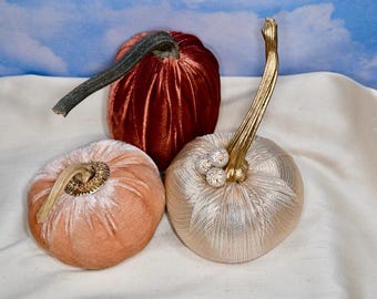 Juego de calabazas de terciopelo de seda: decoración otoñal única hecha a mano, tela de vestuario vintage de MGM.