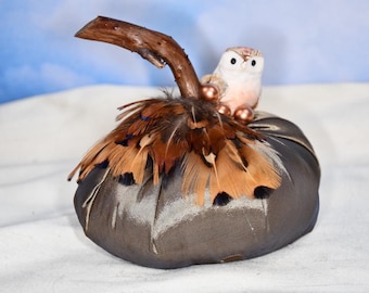 Calabaza de seda hecha a mano: tela para disfraz de película vintage, plumas auténticas y búho.