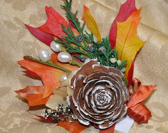 Elegante conjunto de boutonniere de piña y rosa para otoño/invierno, paquete para padrinos de boda con hojas preservadas.