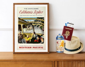 Może przedstawiać: Oprawiony plakat podróżniczy w stylu vintage dla pociągu California Zephyr, z pasażerami w środku. Obok plakatu znajdują się paszport, bilety, słomkowy kapelusz z niebieską opaską i puszka piwa.