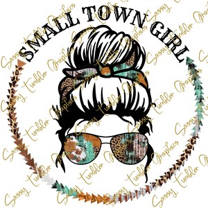 Puede incluir: Dise&ntilde;o gr&aacute;fico que presenta la silueta de una mujer con un mo&ntilde;o desordenado y gafas de sol. Las gafas de sol y la diadema tienen un dise&ntilde;o de piel de vaca y leopardo. El texto "SMALL TOWN GIRL" est&aacute; arqueado sobre la imagen, con un borde decorativo.