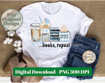 Puede incluir: Una camiseta blanca con un diseño gráfico azul y marrón que presenta una taza de café, café helado, una pila de libros y el texto "Me encantan los libros, el café...los libros, repetir".