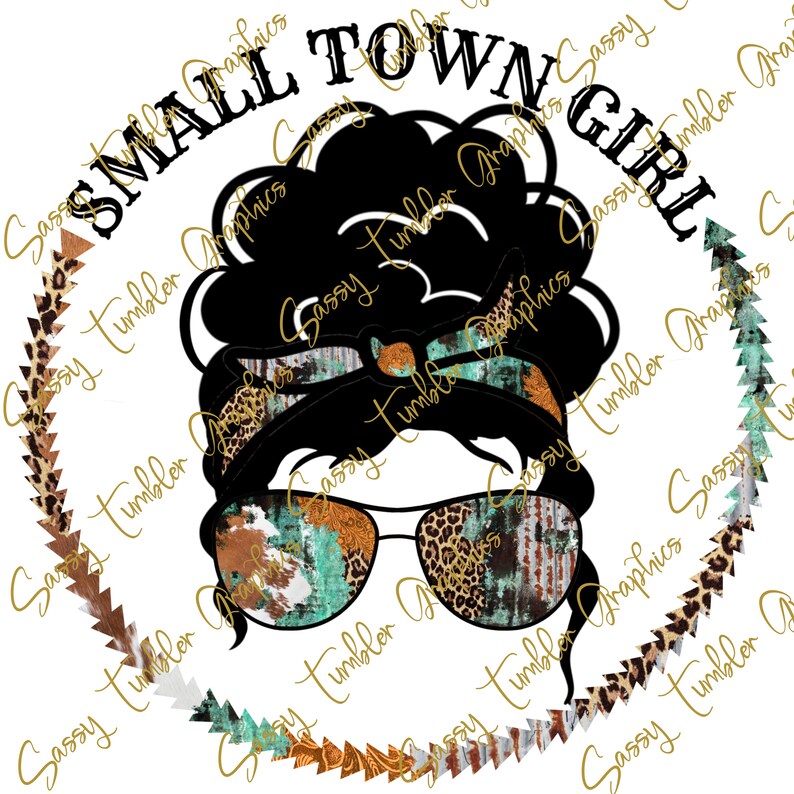 Puede incluir: Gr&aacute;fico digital de una mujer con un mo&ntilde;o, usando gafas de sol. Las gafas de sol y el pa&ntilde;uelo tienen un dise&ntilde;o r&uacute;stico. El texto "SMALL TOWN GIRL" est&aacute; dispuesto en c&iacute;rculo alrededor de la cabeza de la mujer.
