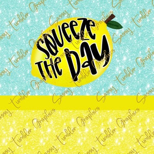 K&ouml;nnte beinhalten: Ein leuchtend gelbes Zitrone-Design mit dem schwarzen Schriftzug "Squeeze the Day". Der Hintergrund ist ein hellblaues Glitzermuster mit einem gelben Streifen unten. F&uuml;r Becher-Designs.
