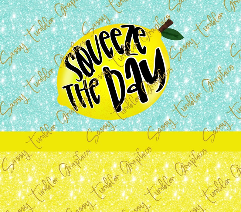 K&ouml;nnte beinhalten: Ein leuchtend gelbes Zitrone-Design mit dem schwarzen Schriftzug "Squeeze the Day". Der Hintergrund ist ein hellblaues Glitzermuster mit einem gelben Streifen unten. F&uuml;r Becher-Designs.