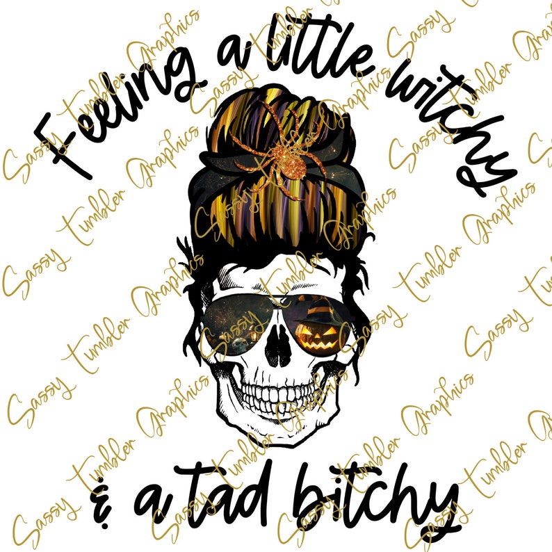 Op de afbeelding: Een Halloween-afbeelding met een schedel met zonnebril en een knot. De zonnebril weerspiegelt een griezelige sc&egrave;ne. De tekst luidt "Feeling a little witchy & a tad bitchy". Het ontwerp staat op een witte achtergrond.