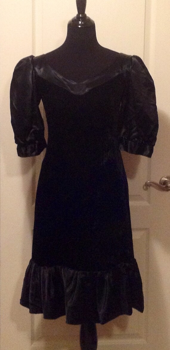 Black Velvet  Dress With Satin Puff Sleeves And S… - image 4