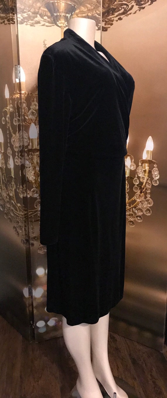 Beauiful Black velvet dress - image 4