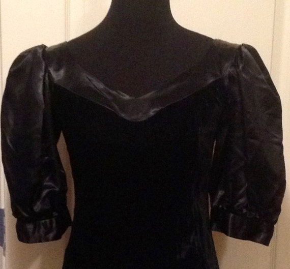 Black Velvet  Dress With Satin Puff Sleeves And S… - image 2