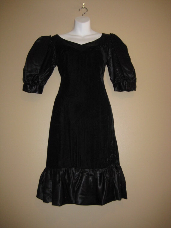Black Velvet  Dress With Satin Puff Sleeves And S… - image 1