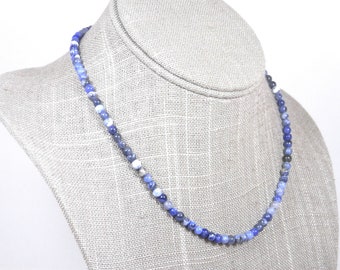 Shades of Blue Sodalite Necklace - Denim Friendly Small Bead Necklace - Choix de longueurs - Véritables perles de pierre