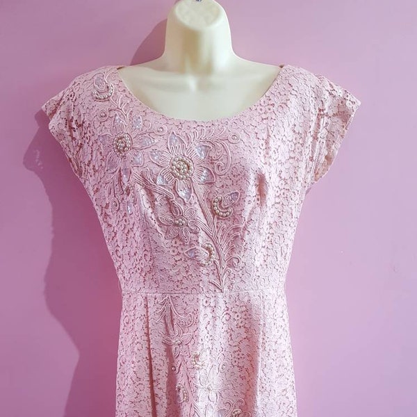 Vintage 1950s Pastel Peach Pink Lace Embroidered Pearl Sequin Embellished Wiggle Fitted Shift Dress Midi Length Beaded Wedding 14