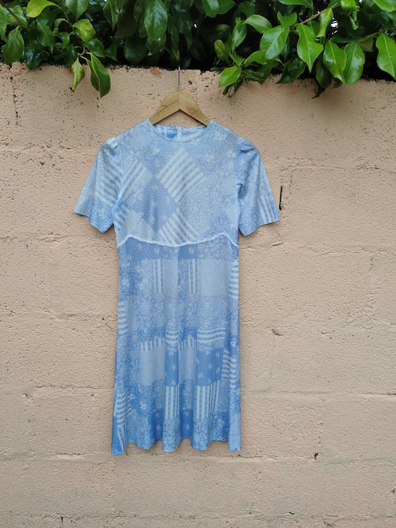 Vintage 1970s baby doll shift dress in baby blue and… Gem